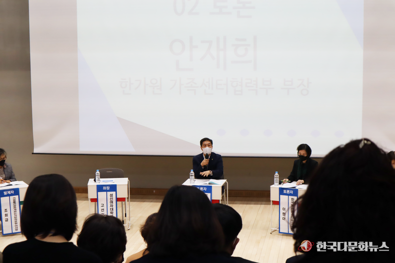 우측부터 이현아 교수, 안재희 부장