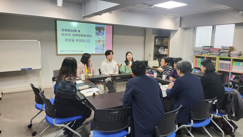 안산시청 관계자들이 안산시 고려인 단체에 방문하여 이민청 관련 회의를 진행하고 있다(자료=안산시청)