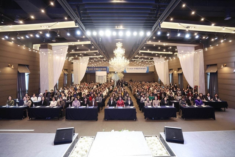 ㈔세계여성평화그룹(IWPG) 자문위원, 홍보대사, 평화위원, 직원들을 포함해 약 600명의 ‘2025 국제총지부대회’ 참석자가 21일 대구 중앙컨벤션센터에서 기념사진을 촬영하고 있다. (제공: IWPG)