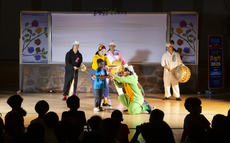 6월 18일 경기 동두천 보산초등학교에서 열린 ‘IBK 모두다 스쿨콘서트 2025’ 현장. 한 학생이 연주자들과 버나돌리기 체험을 하고 있다