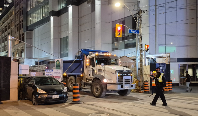 Ontario Line 공사가 진행 중인 토론토 Bay Street 일대 공사 현장. 야간에도 작업이 이어지고 있다.