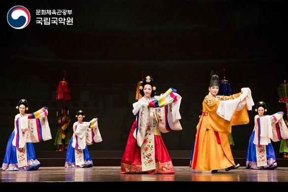 태평무(군무) (사진제공=국립국악원 공식블로그 ‘국악누리’) guswkd.jpg