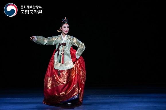 태평무(한영숙류) (사진출처=국립국악원 공식블로그 ‘국악누리’) 2.jpg