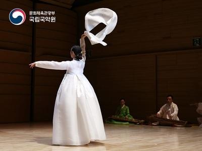 살풀이춤 (사진출처=문화체육관광부 국립국악원) 살풀이1.jpg