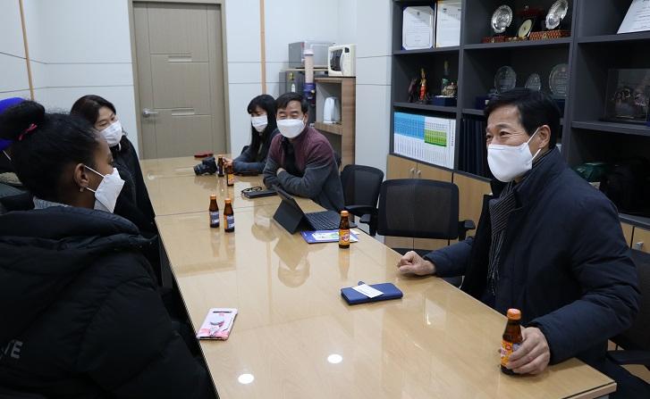 갑작스런 화재로 놀라거나 다친 곳은 없는지 물어보며 안부와 격려를 전하고 있다. KakaoTalk_20220107_215208705_03.jpg