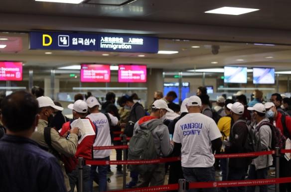공항 외국인근로자.jpg