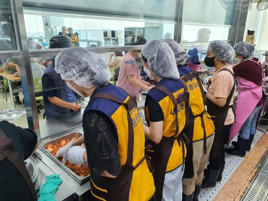 KMI한국의학연구소 임직원 배식 봉사활동 KakaoTalk_20220712_142654915_04.jpg